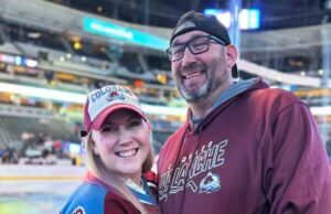 Rebecca Yarros, fanática de Avalanche de la fama de ‘Fourth Wing’, madre de hockey de corazón