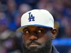 LeBron James pide que se suspenda al policía de Texas que empujó a jugadores de Carolina del Sur