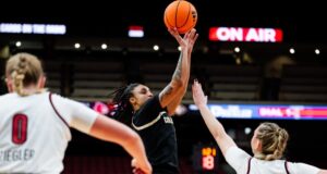 El baloncesto femenino de los Colorado Buffs cae al puesto 22 en Louisville