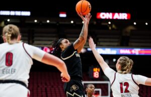 El baloncesto femenino de los Colorado Buffs cae al puesto 22 en Louisville
