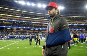 Baker Mayfield de los Buccaneers con el brazo en cabestrillo después de lesionarse el hombro