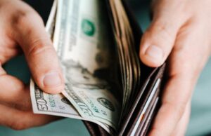 El condado de Illinois hace permanente el programa de ingreso básico garantizado