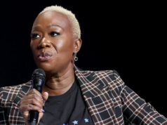 Joy Reid habla en contra de los hombres en los vestuarios de mujeres