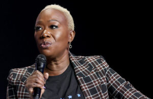 Joy Reid habla en contra de los hombres en los vestuarios de mujeres