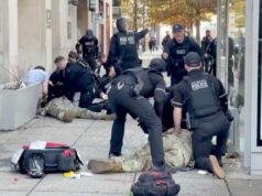 Dos soldados de la Guardia Nacional vistos en una foto discordante momentos después de ser asesinados a tiros por un sospechoso de terrorismo afgano en DC