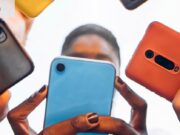 ¿Quién se atrevería a ponerle un teléfono tonto debajo del árbol a un niño? Deberías hacerlo también para adultos.