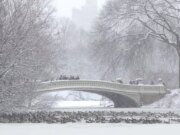 El ‘ciclón bomba’ se acerca después de que el clima desata el caos en uno de los días de viaje más ocupados de la temporada