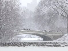 El ‘ciclón bomba’ se acerca después de que el clima desata el caos en uno de los días de viaje más ocupados de la temporada