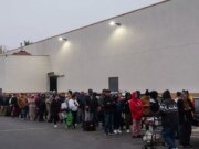Las familias de Los Ángeles hacen cola durante horas para comprar masa del querido tendero para los tamales navideños
