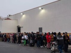 Las familias de Los Ángeles hacen cola durante horas para comprar masa del querido tendero para los tamales navideños
