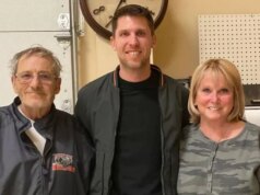 La estrella de NASCAR Denny Hamlin jubiló a su padre y le compró una casa antes del incendio fatal