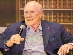 Terry Bradshaw atacado brutalmente por su compañero mariscal de campo del Salón de la Fama en un brutal mensaje del día de Navidad
