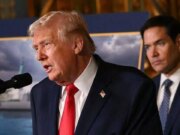 Donald Trump critica a un periodista que investiga fotos en archivos de Epstein durante un evento en vivo