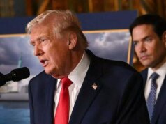 Donald Trump critica a un periodista que investiga fotos en archivos de Epstein durante un evento en vivo