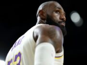 El cumpleaños de LeBron James fracasa y el público de los Lakers se encuentra en un momento incómodo