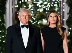 El retrato navideño de Trump genera controversia con Photoshop por una mano supuestamente editada