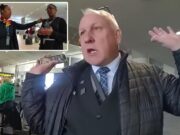 Azafata arrestada antes de abordar por tocar a alguien en el hombro