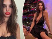 Emily Ratajkowski luce un vestido de satén negro escotado frente al árbol de Navidad en una publicación de Instagram