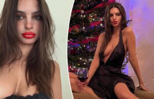 Emily Ratajkowski luce un vestido de satén negro escotado frente al árbol de Navidad en una publicación de Instagram