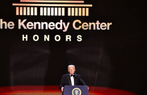 Los medios dan a Trump un raro visto bueno para su debut como anfitrión en el Kennedy Center