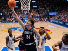 La gran actuación de Braylon Mullins eleva a UConn sobre Kansas