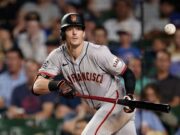 Bravos firman al jardinero veterano Mike Yastrzemski por 2 años