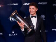 Lando Norris recoge el trofeo del campeonato de F1 en los Premios FIA