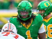 Bear Alexander dice que jugará otra temporada en Oregon
