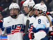 El equipo de hockey femenino de EE. UU. arrasa con Canadá en Edmonton