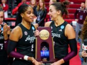 El voleibol femenino de Texas A&M sorprende a Nebraska y llega a la final a 4