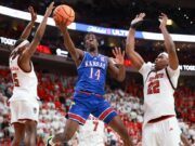 La noche ‘increíble’ de Melvin Council Jr. incluye 9 triples en la victoria de KU en tiempo extra