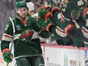 Quinn Hughes anota en el debut de Minnesota cuando Wild venció a los Bruins