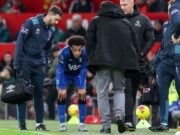 El capitán de Estados Unidos Adams se lesionó ante el Manchester United