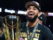 Karl-Anthony Towns celebra la victoria en la Copa de la NBA con Timothée Chalamet y Ben Stiller