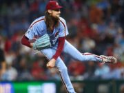 Los Reales se reúnen con el LZ Matt Strahm en un intercambio con los Filis