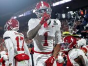 Alabama supera un déficit de 17 puntos para detener a Oklahoma en el primer partido de la CFP