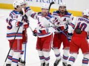 El gol número 100 de Lafreniere en el tercer gol de 5 goles de los Rangers para vencer a Caps