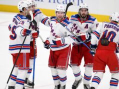 El gol número 100 de Lafreniere en el tercer gol de 5 goles de los Rangers para vencer a Caps
