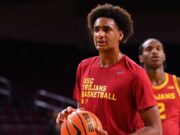 Arenas de USC practica por primera vez desde una lesión de rodilla en julio