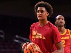 Arenas de USC practica por primera vez desde una lesión de rodilla en julio