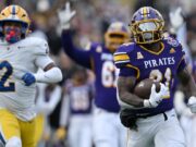 TD de ECU anulado por silbato en la victoria de los Piratas en el Military Bowl