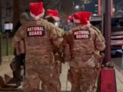 Miembros de la Guardia Nacional usan gorros de Papá Noel en una extraña ‘modificación autorizada del uniforme’