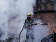 Drones y misiles bombardean Ucrania antes de la reunión entre Zelensky y Trump