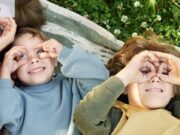 Yo era la madre de los inventos navideños… hasta que mis hijos se volvieron salvajes y comencé a hacer yoga.