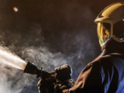 Se produce un incendio en una fábrica de productos químicos en Surat; operación de rociado en marcha