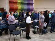 Una pensionista de Carelia recibió una multa por no poder ponerse de pie durante el himno de Rusia — EADaily, 23 de diciembre de 2025 — Economía, Rusia