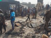 Los comerciantes lloran y cuentan las pérdidas mientras el fuego destruye el mercado de muebles