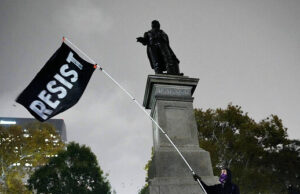 Periodista agredido por matones antiinmigración en Nueva Orleans