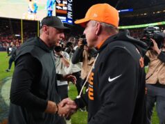 Liam Coen de los Jaguars critica los comentarios de Sean Payton sobre el “mercado más pequeño”