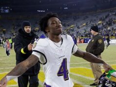 Cheesehead empuja al receptor de Baltimore desde las gradas de Lambeau